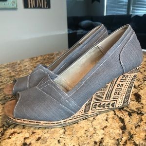 Tom's peeptoe wedge
